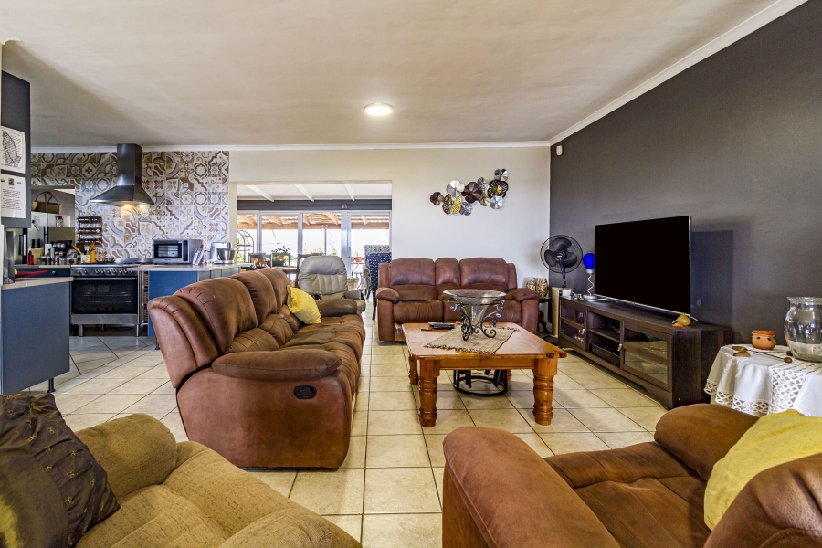 5 Bedroom Property for Sale in Die Wingerd Western Cape